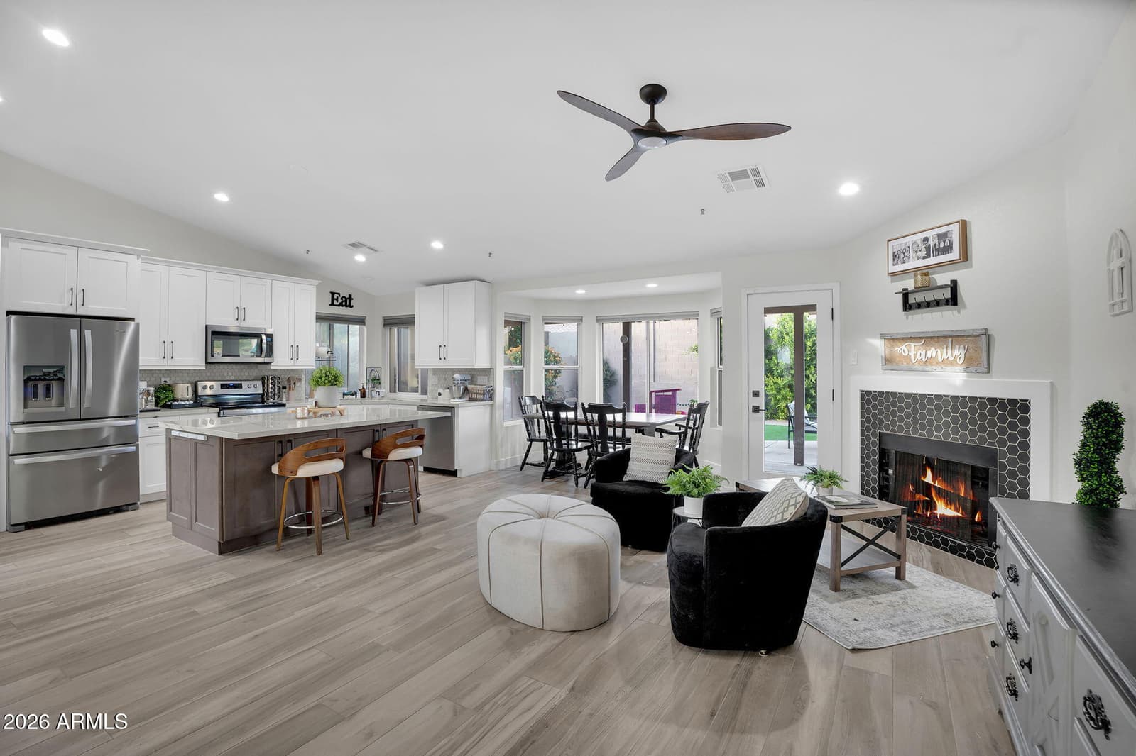 9410 E TOPEKA Drive, Scottsdale, AZ 85255