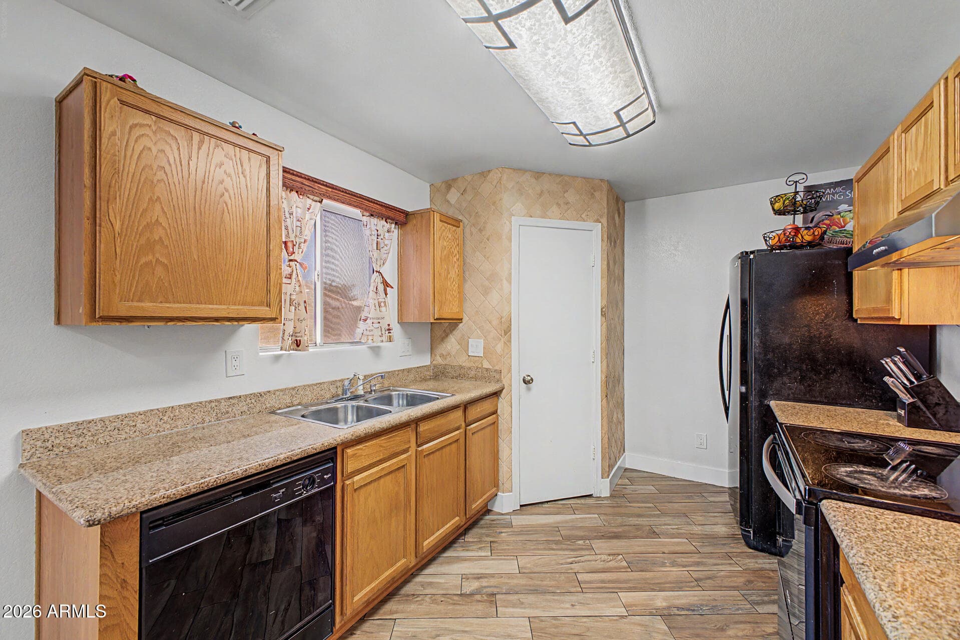 7395 W RANCHO Drive, Glendale, AZ 85303 — photo 10 of 29