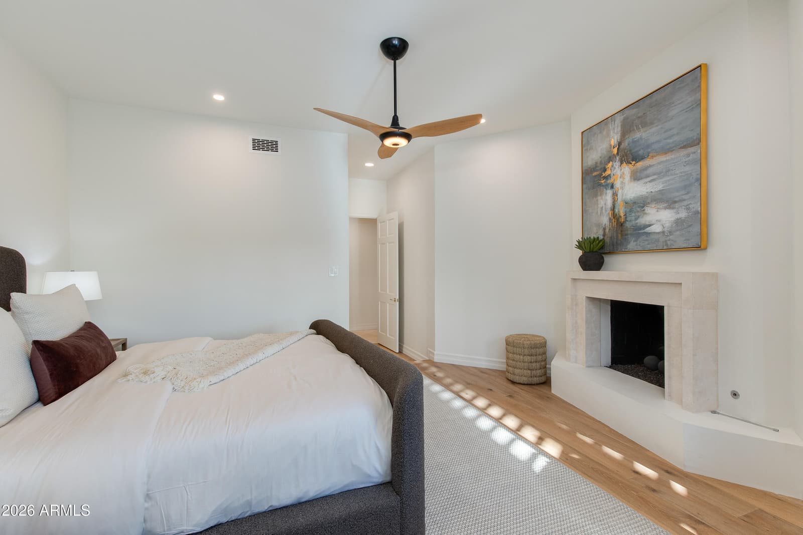 5654 E Mesquite Lane, Phoenix, AZ 85018 — photo 14 of 32