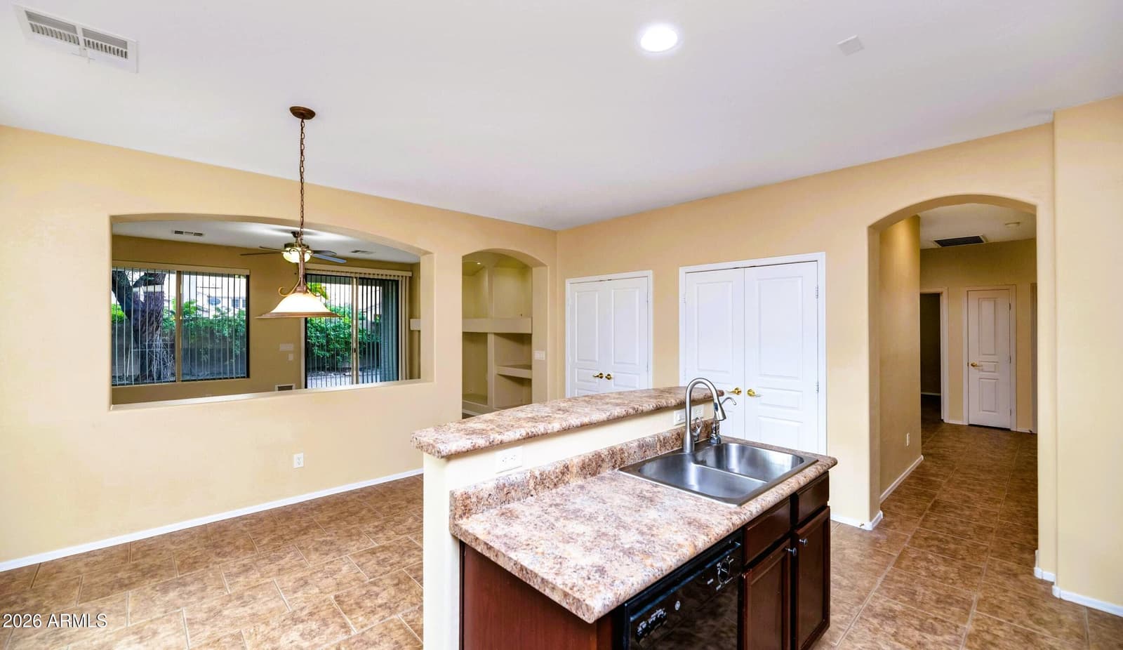 6013 W PARK VIEW Lane, Glendale, AZ 85310 — photo 7 of 19