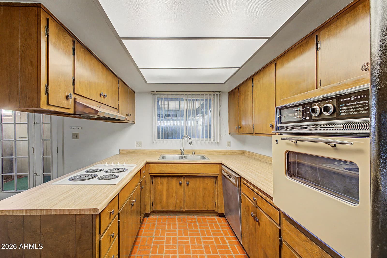 463 N LESUEUR, Mesa, AZ 85203 — photo 10 of 32