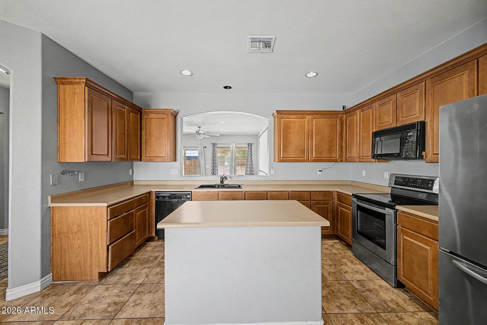 7517 S 15TH Drive, Phoenix, AZ 85041 — photo 7 of 25