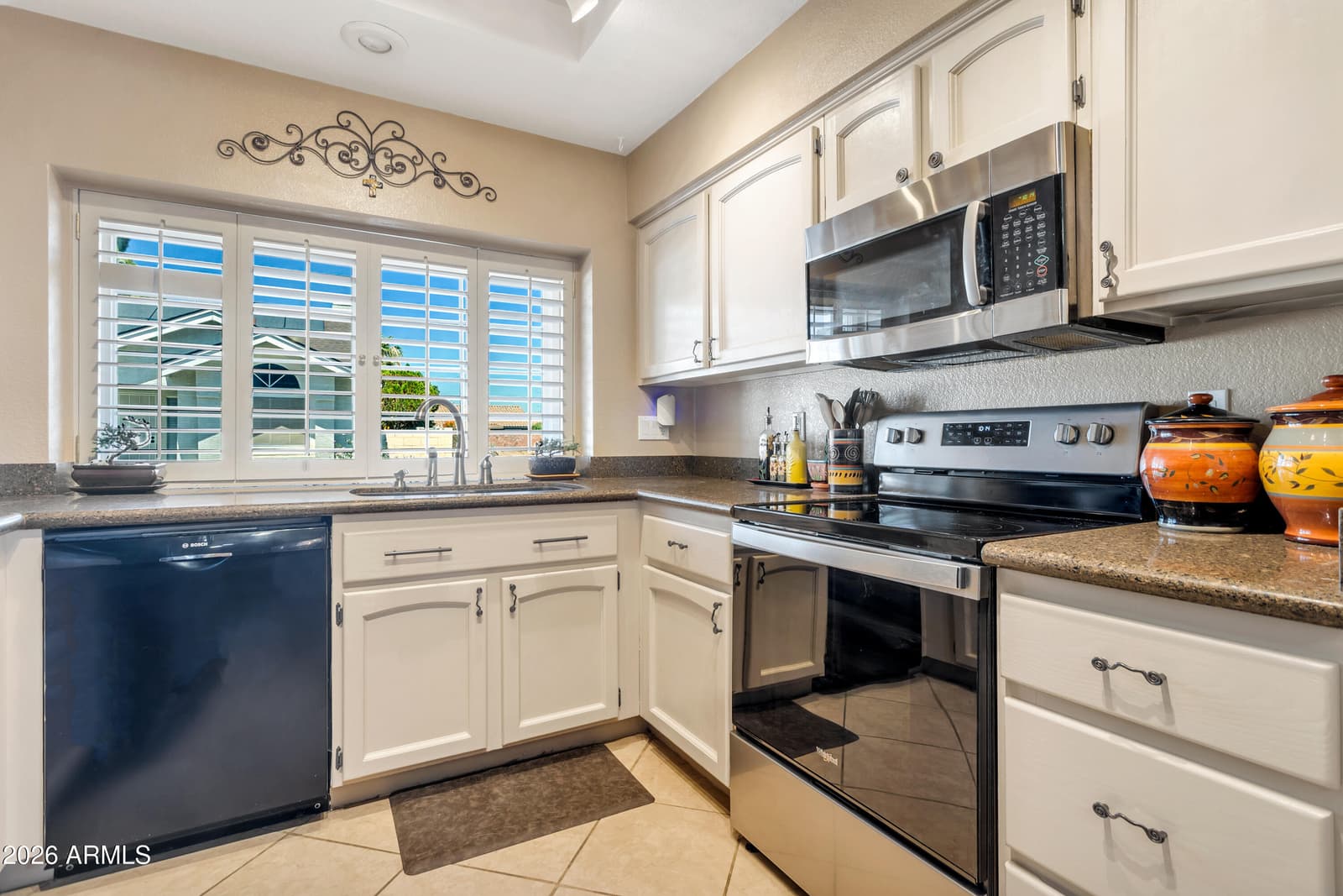 911 E ANNETTE Drive, Phoenix, AZ 85022 — photo 9 of 40