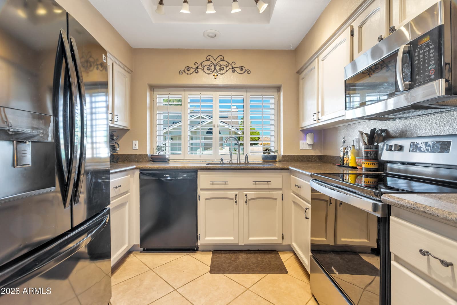 911 E ANNETTE Drive, Phoenix, AZ 85022 — photo 8 of 40