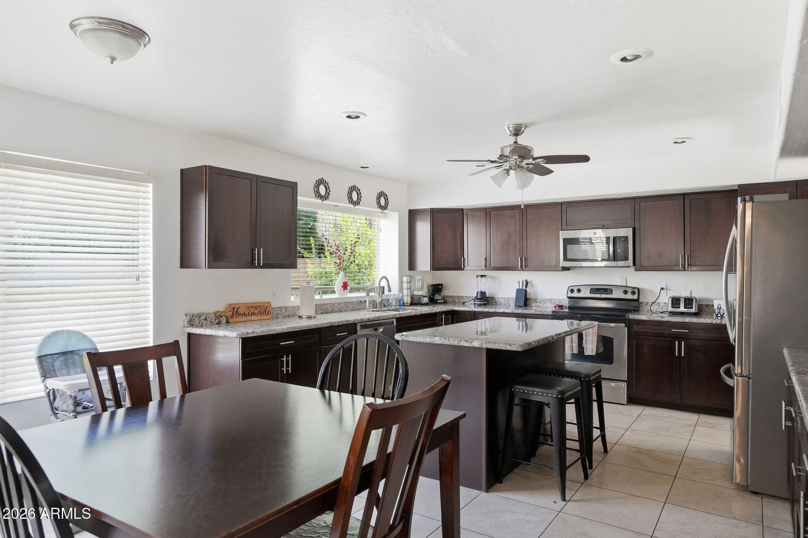 548 W MENDOZA Avenue, Mesa, AZ 85210 — photo 10 of 52