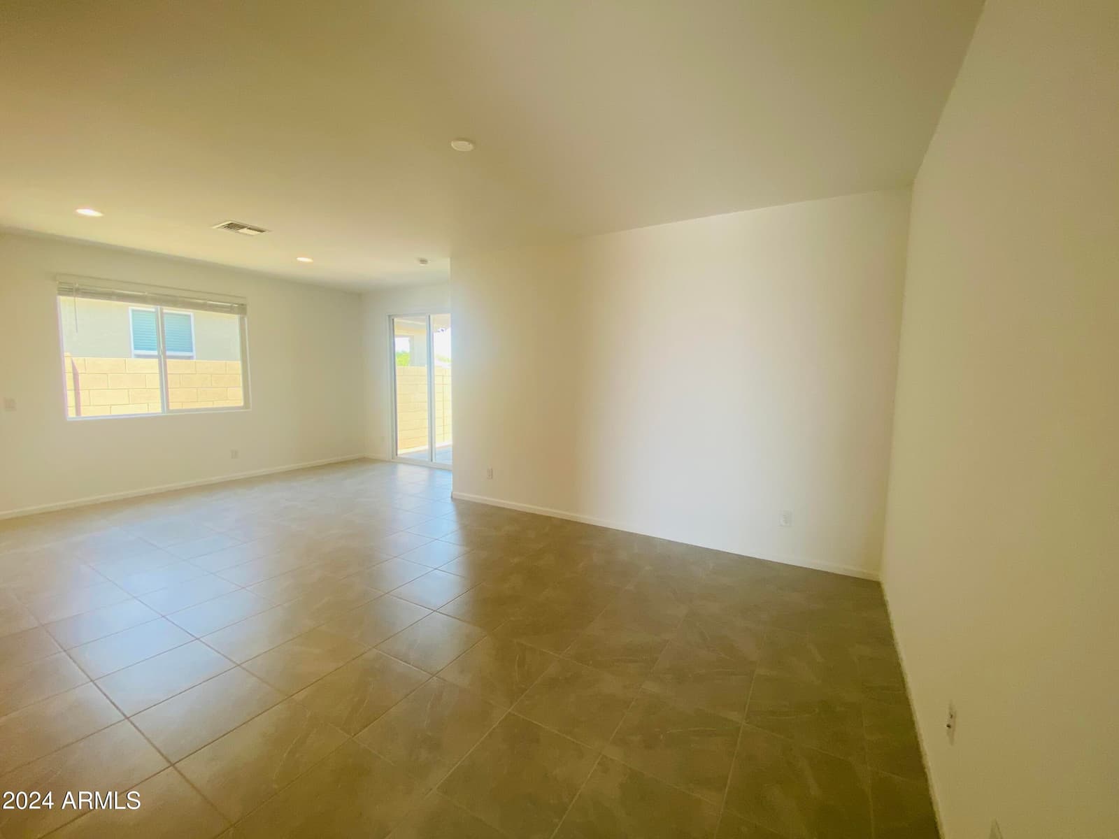 5531 S 23RD Drive, Phoenix, AZ 85041 — photo 5 of 18