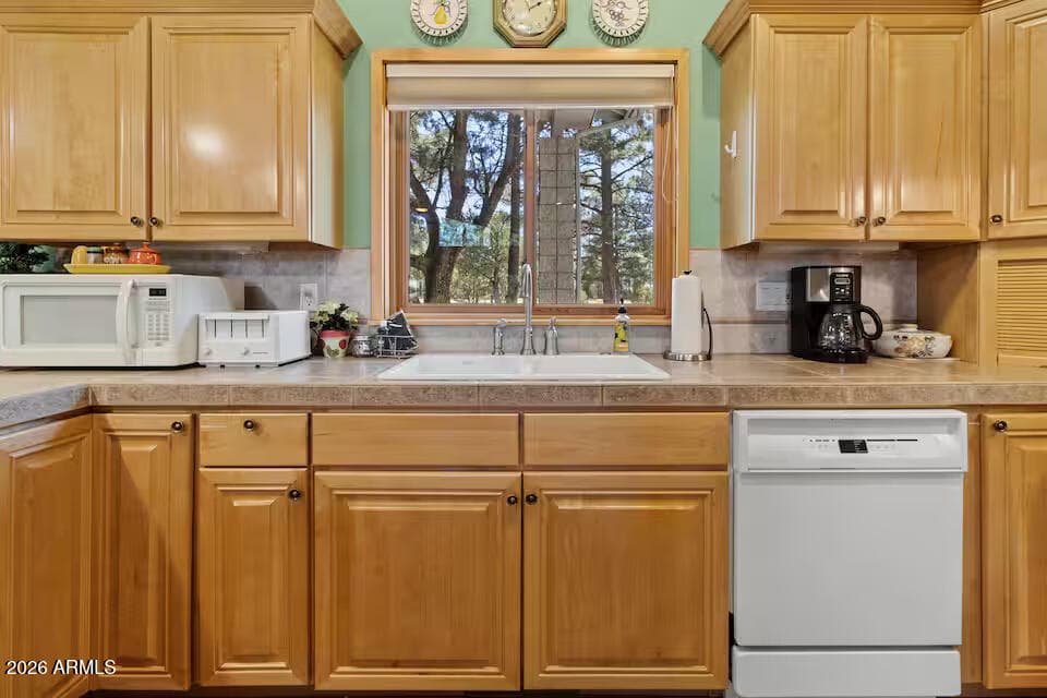 3361 COUNTRY CLUB Drive, Show Low, AZ 85901 — photo 13 of 38