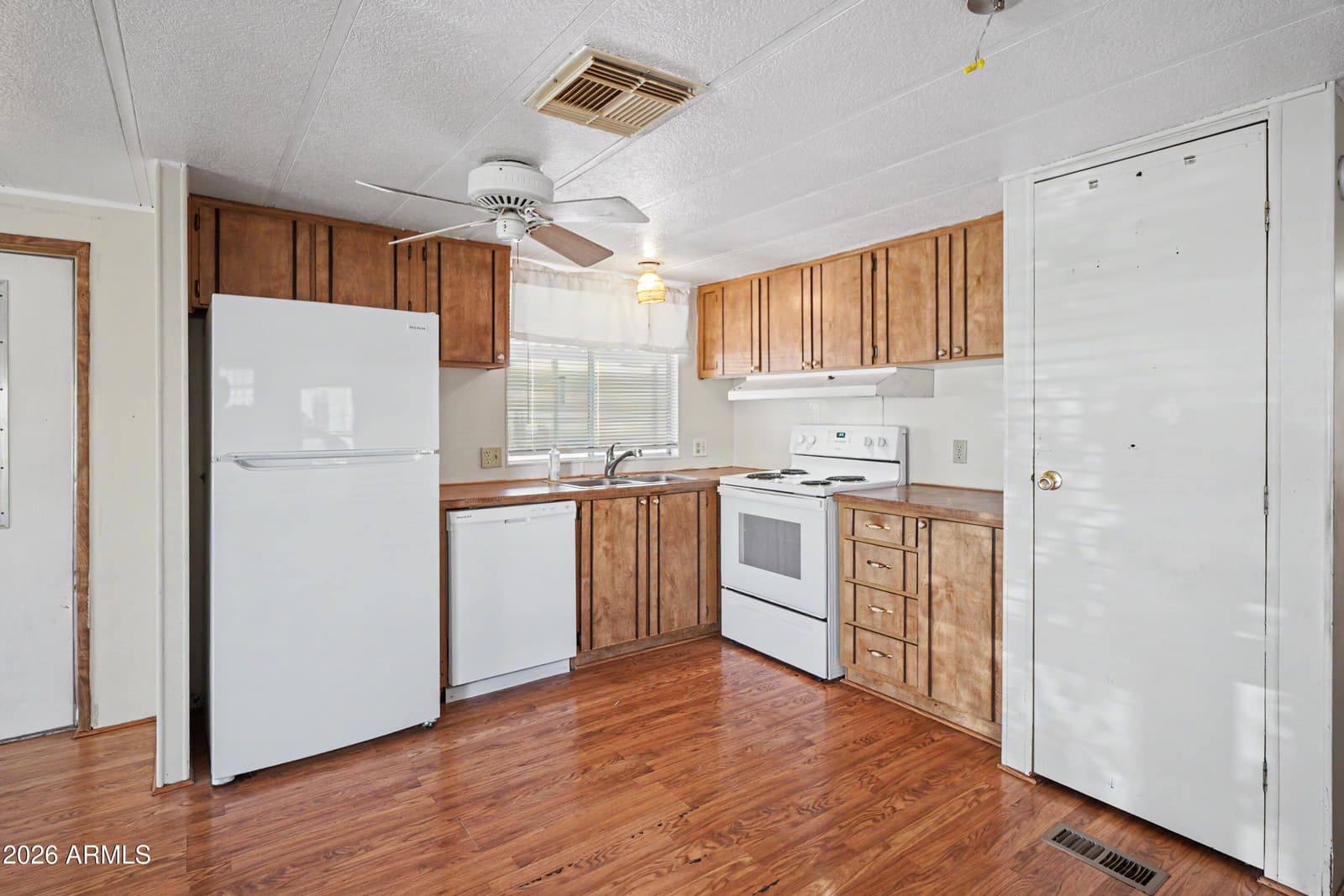 2605 S TOMAHAWK Road 65, Apache Junction, AZ 85119 — photo 5 of 14