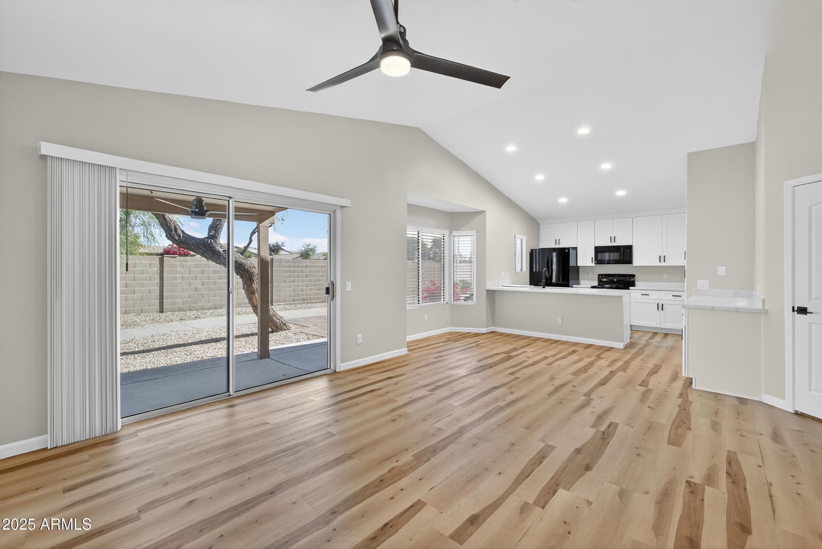 6831 S OAKMONT Drive, Chandler, AZ 85249 — photo 4 of 37