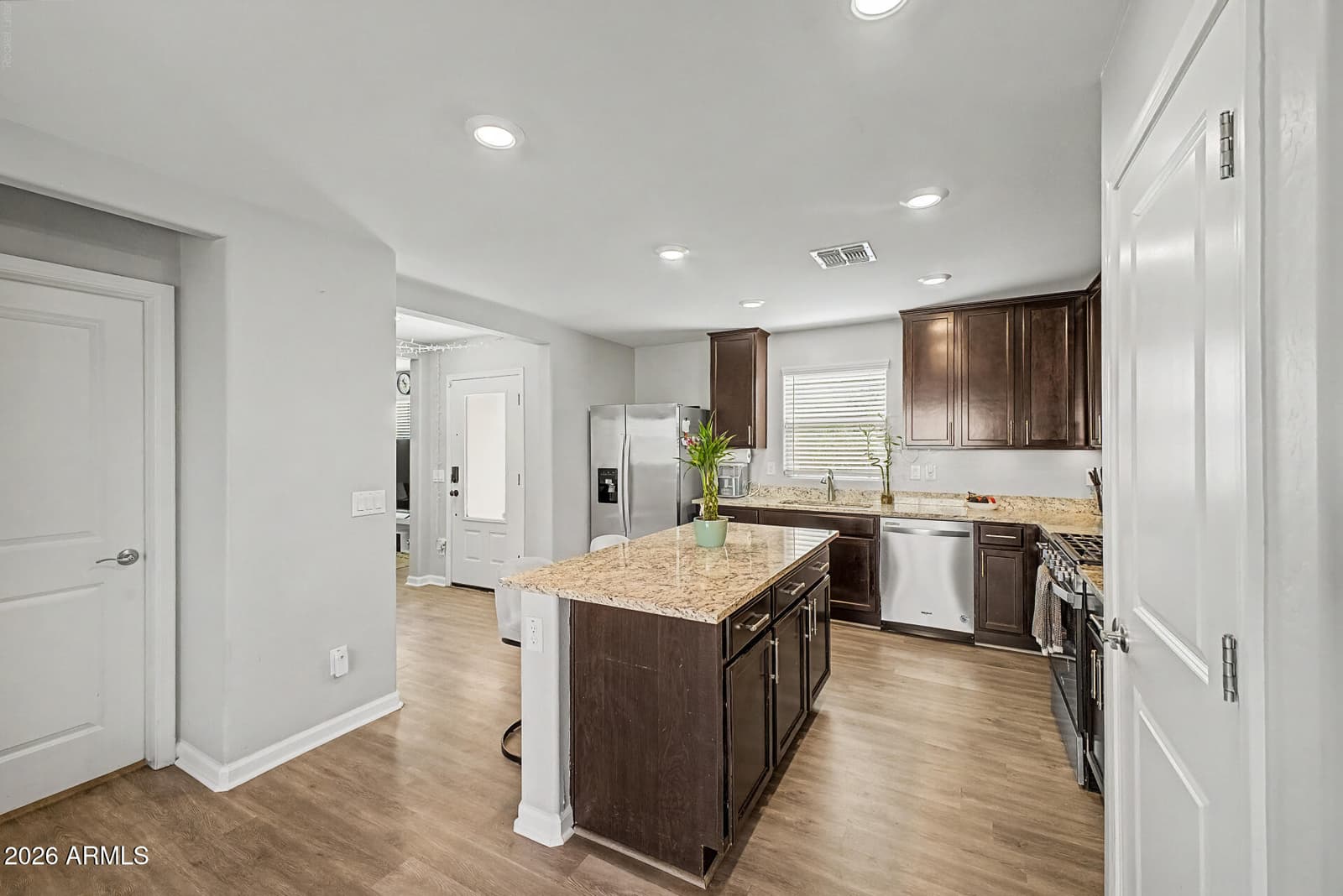 8037 W AGORA Lane, Phoenix, AZ 85043 — photo 10 of 33