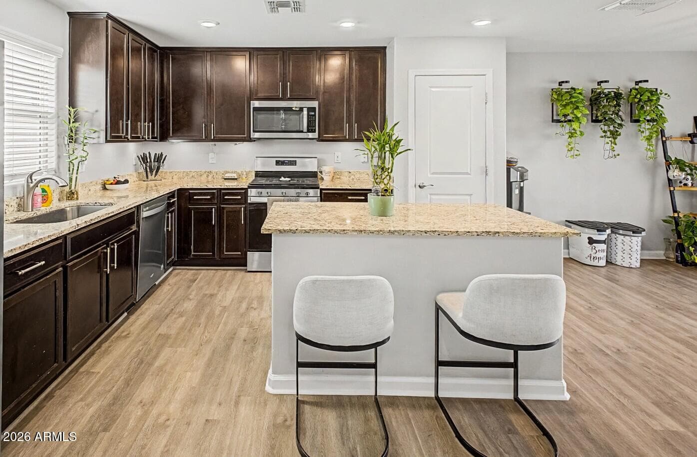 8037 W AGORA Lane, Phoenix, AZ 85043 — photo 9 of 33
