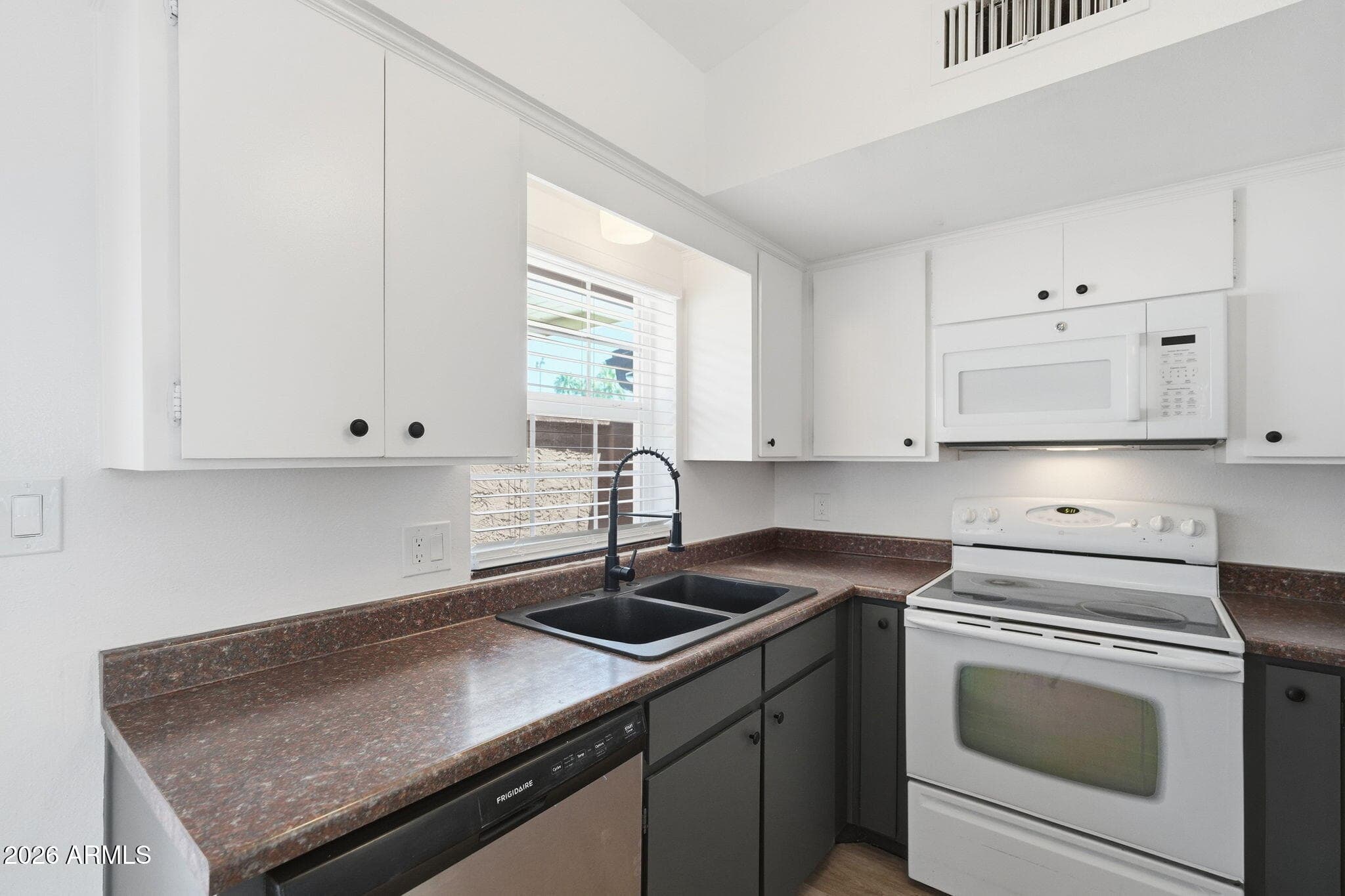 1320 E BETHANY HOME Road 52, Phoenix, AZ 85014 — photo 9 of 44