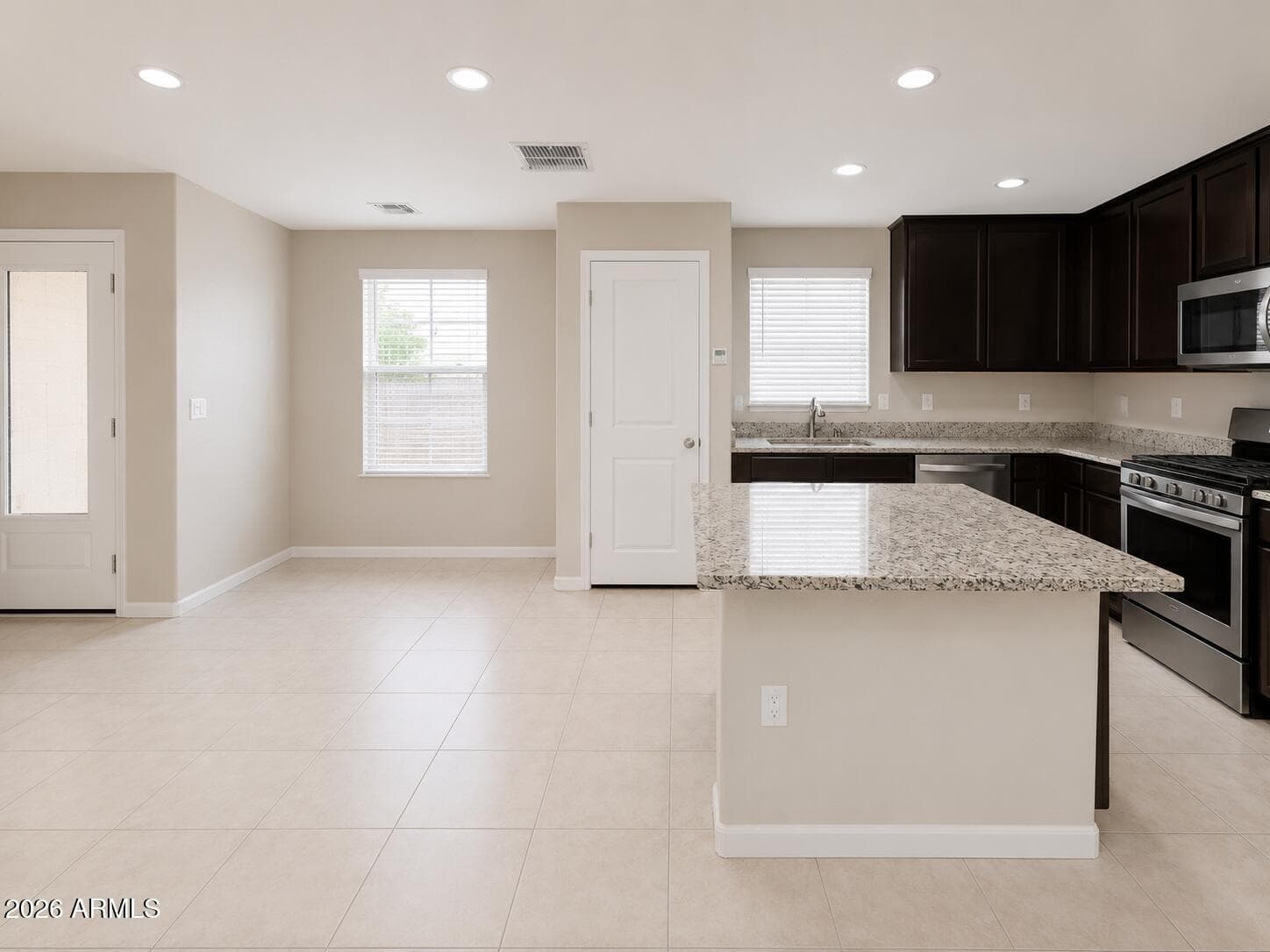 8247 W ILLINI Street, Phoenix, AZ 85043 — photo 7 of 25