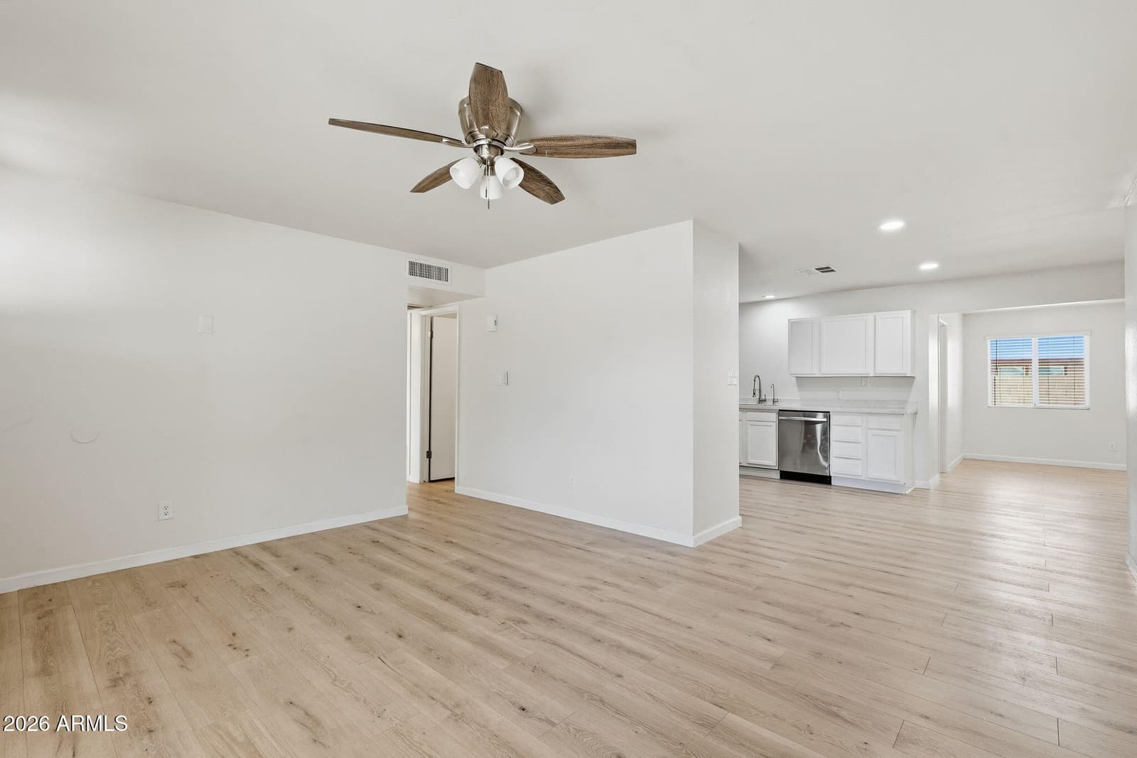 612 W FARMDALE Avenue, Mesa, AZ 85210 — photo 8 of 39
