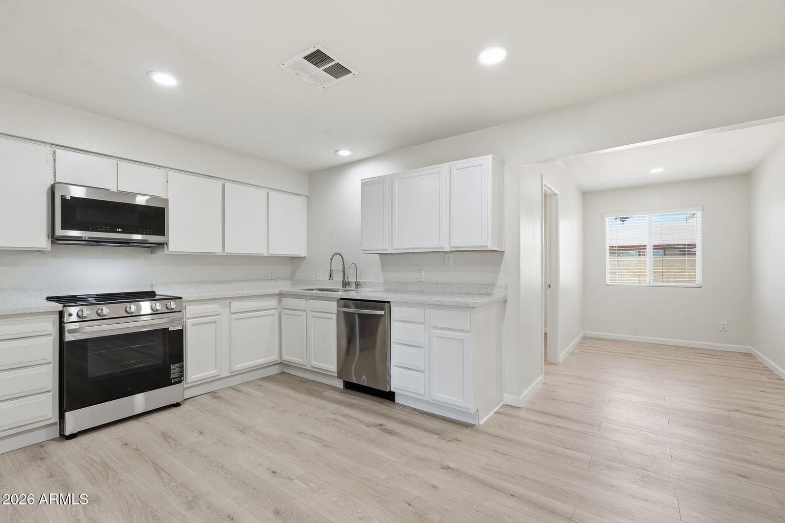 612 W FARMDALE Avenue, Mesa, AZ 85210 — photo 10 of 39
