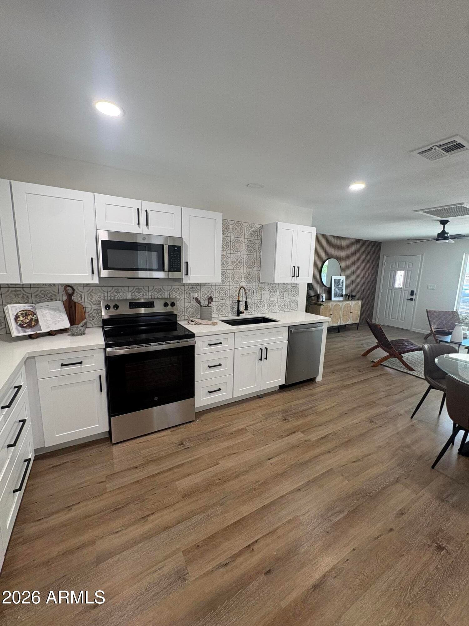 8450 E WINDSOR Avenue, Scottsdale, AZ 85257 — photo 11 of 31