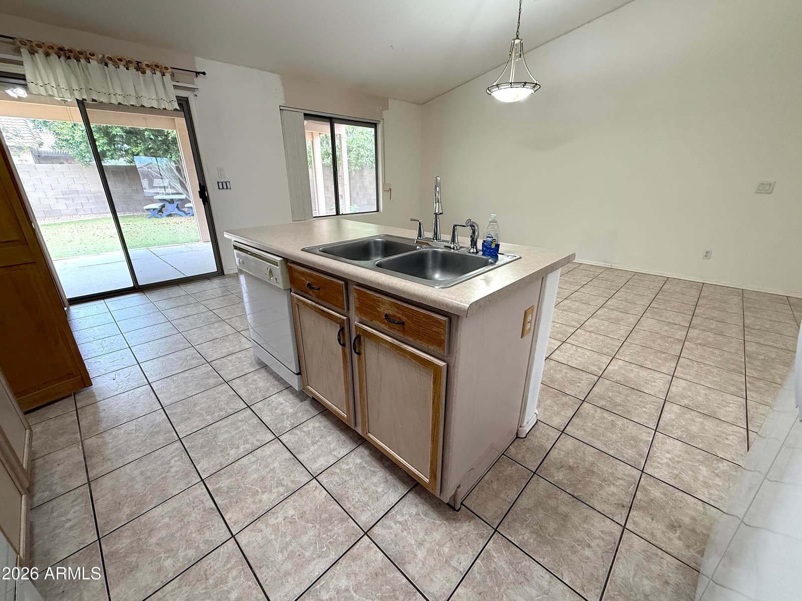 10781 W ROBIN Lane W, Peoria, AZ 85373 — photo 5 of 20