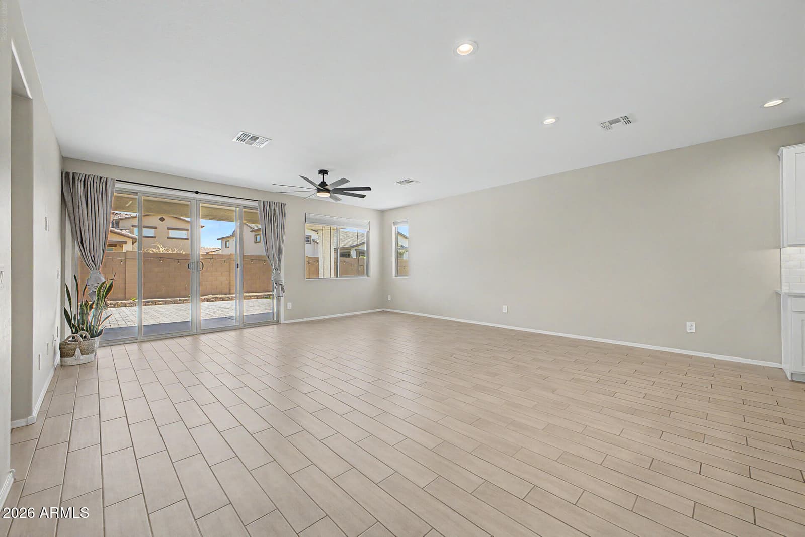 913 S 108TH Avenue, Avondale, AZ 85323 — photo 6 of 22