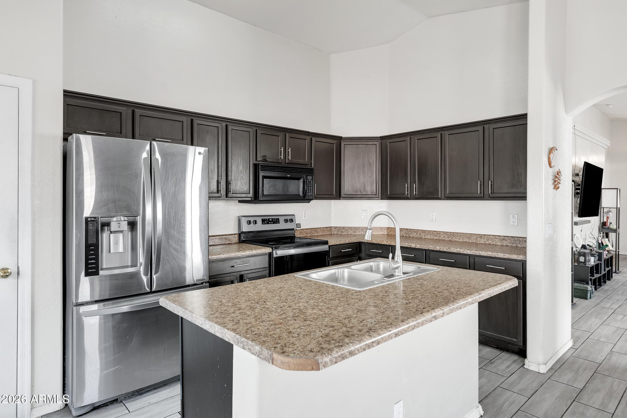 3233 W HUNTINGTON Drive, Phoenix, AZ 85041 — photo 8 of 22