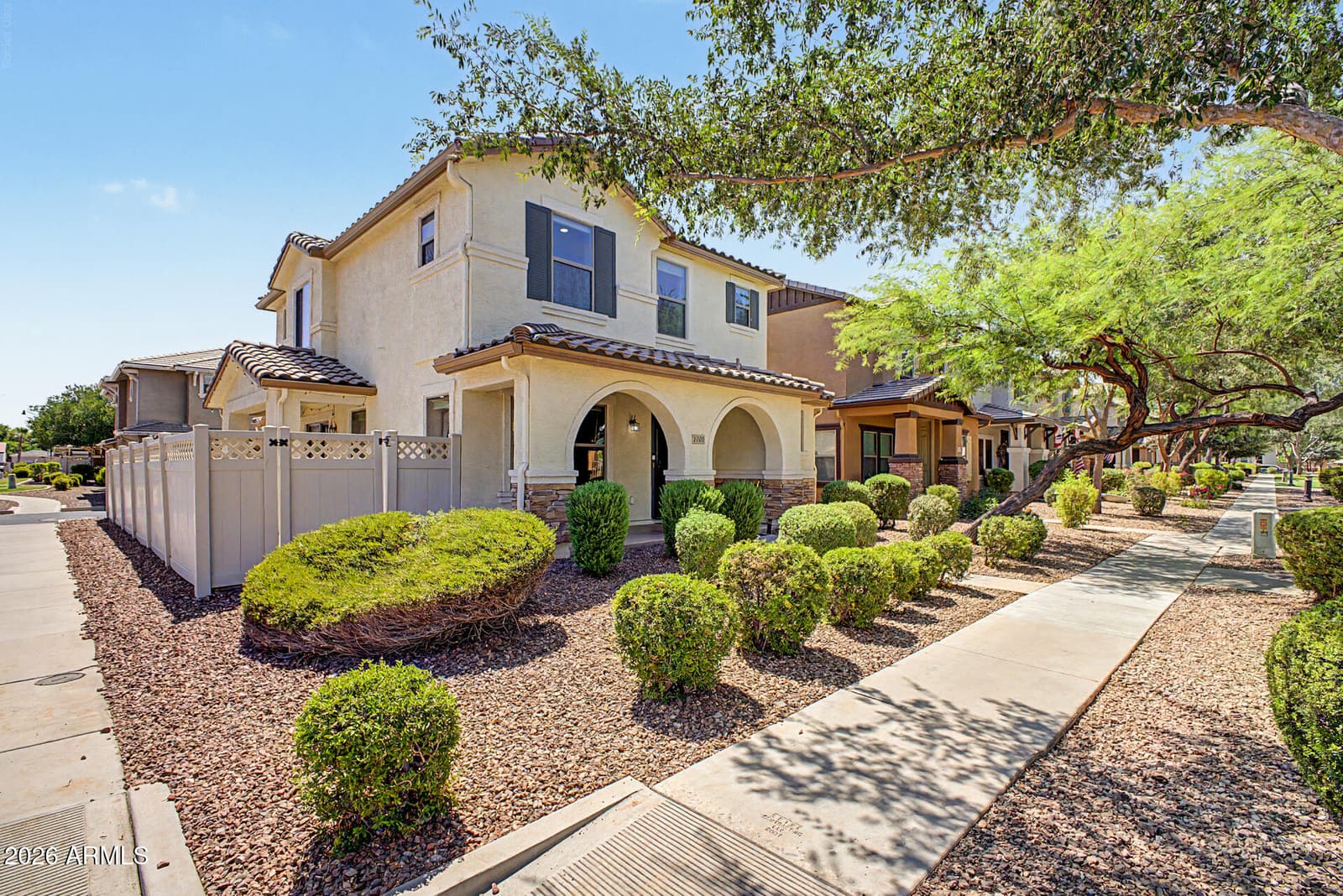 1020 S CHESHIRE Lane, Gilbert, AZ 85296 — photo 2 of 35