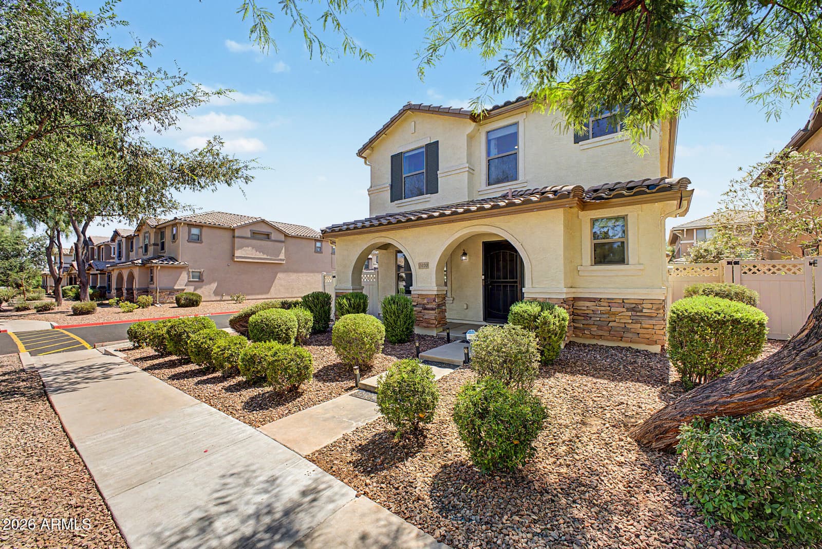 1020 S CHESHIRE Lane, Gilbert, AZ 85296 — photo 3 of 35