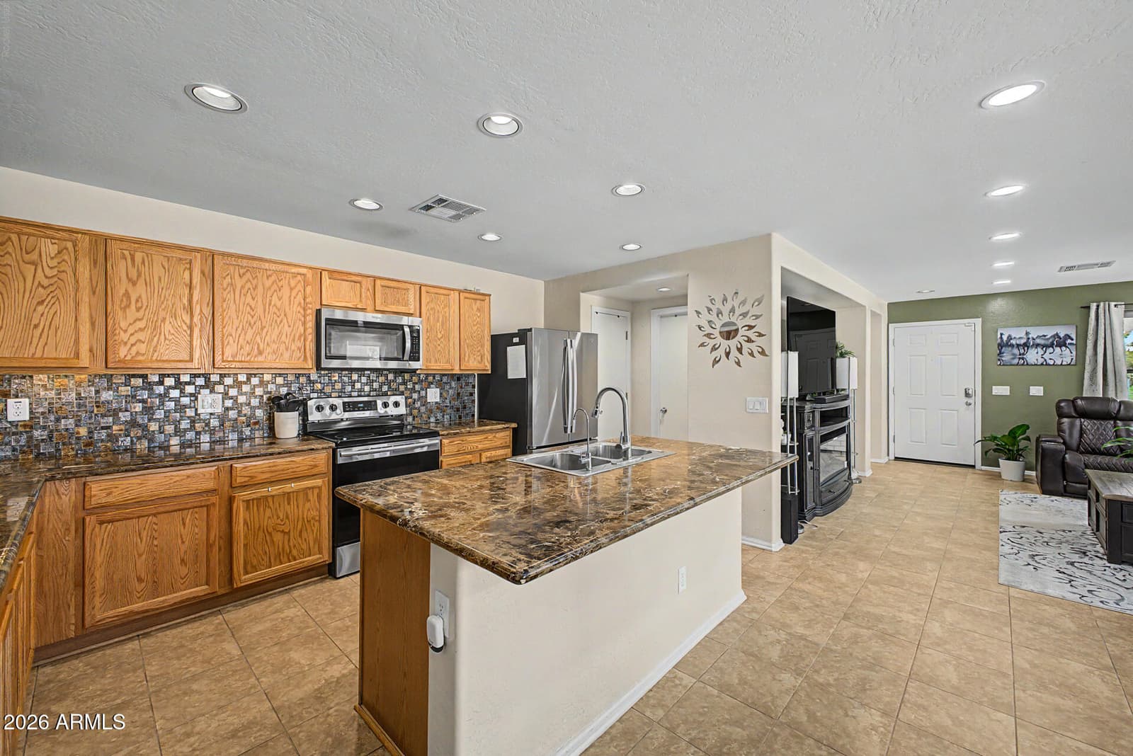 1020 S CHESHIRE Lane, Gilbert, AZ 85296 — photo 10 of 35