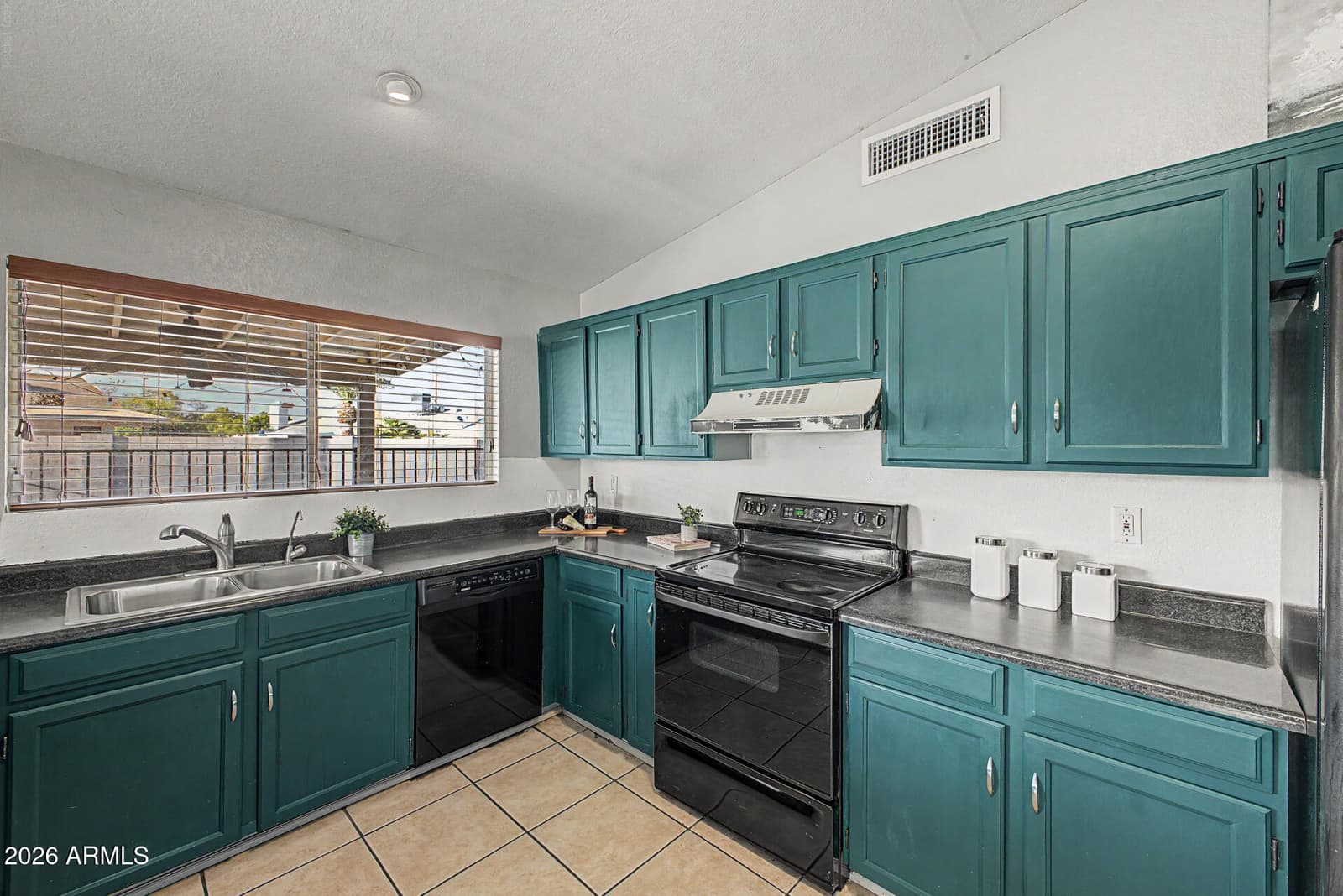 4860 E CAPISTRANO Avenue, Phoenix, AZ 85044 — photo 7 of 35