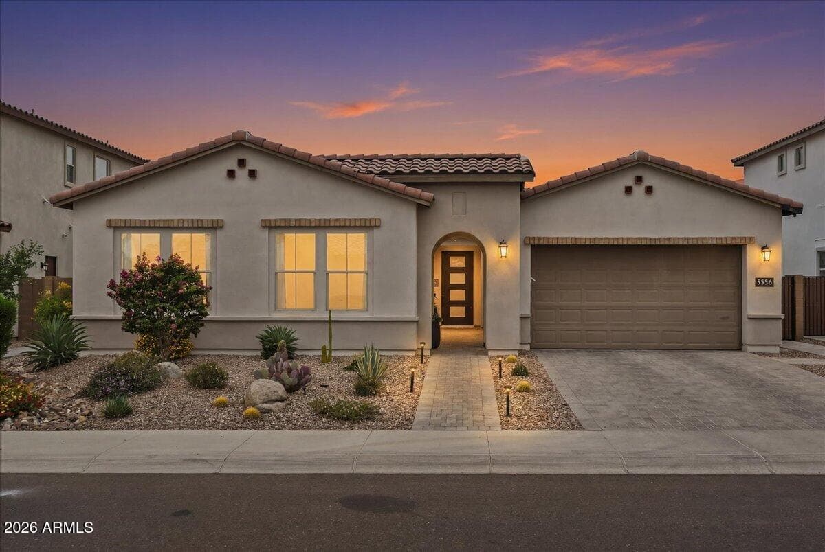 5936 E ADOBE Drive, Phoenix, AZ 85054 — photo 1 of 24