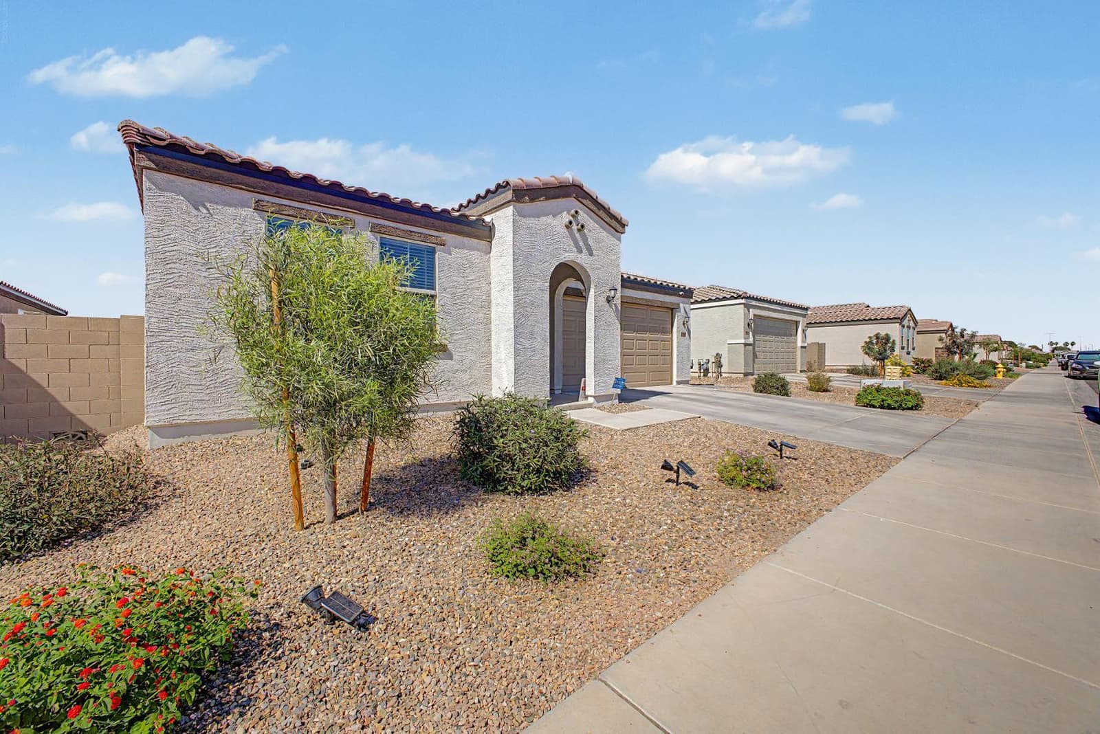 2548 W GRENADINE Road, Phoenix, AZ 85041 — photo 3 of 31