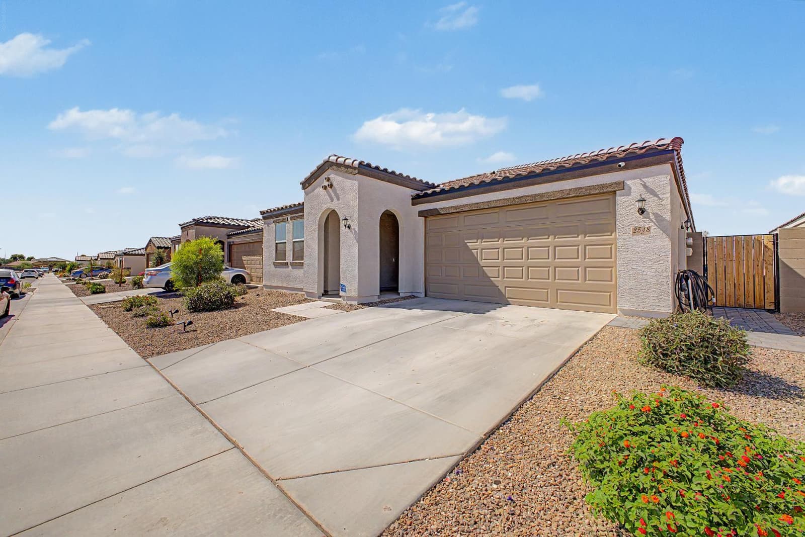 2548 W GRENADINE Road, Phoenix, AZ 85041 — photo 5 of 31