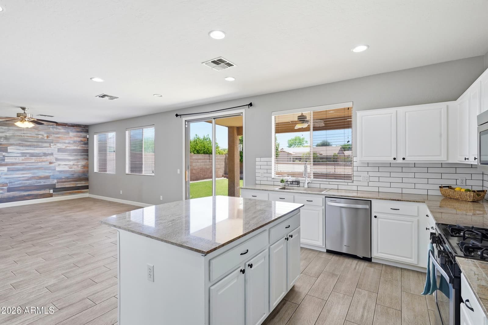 7407 W HONEYSUCKLE Drive, Peoria, AZ 85383 — photo 8 of 39