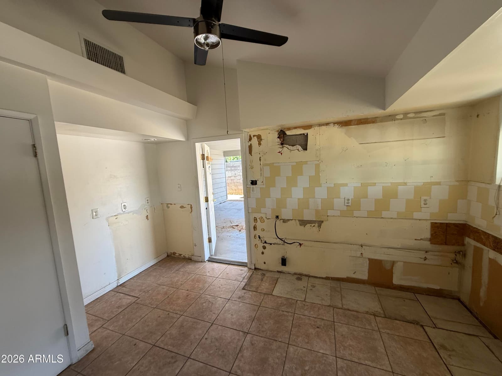 1112 W BETHANY HOME Road, Phoenix, AZ 85013 — photo 4 of 16