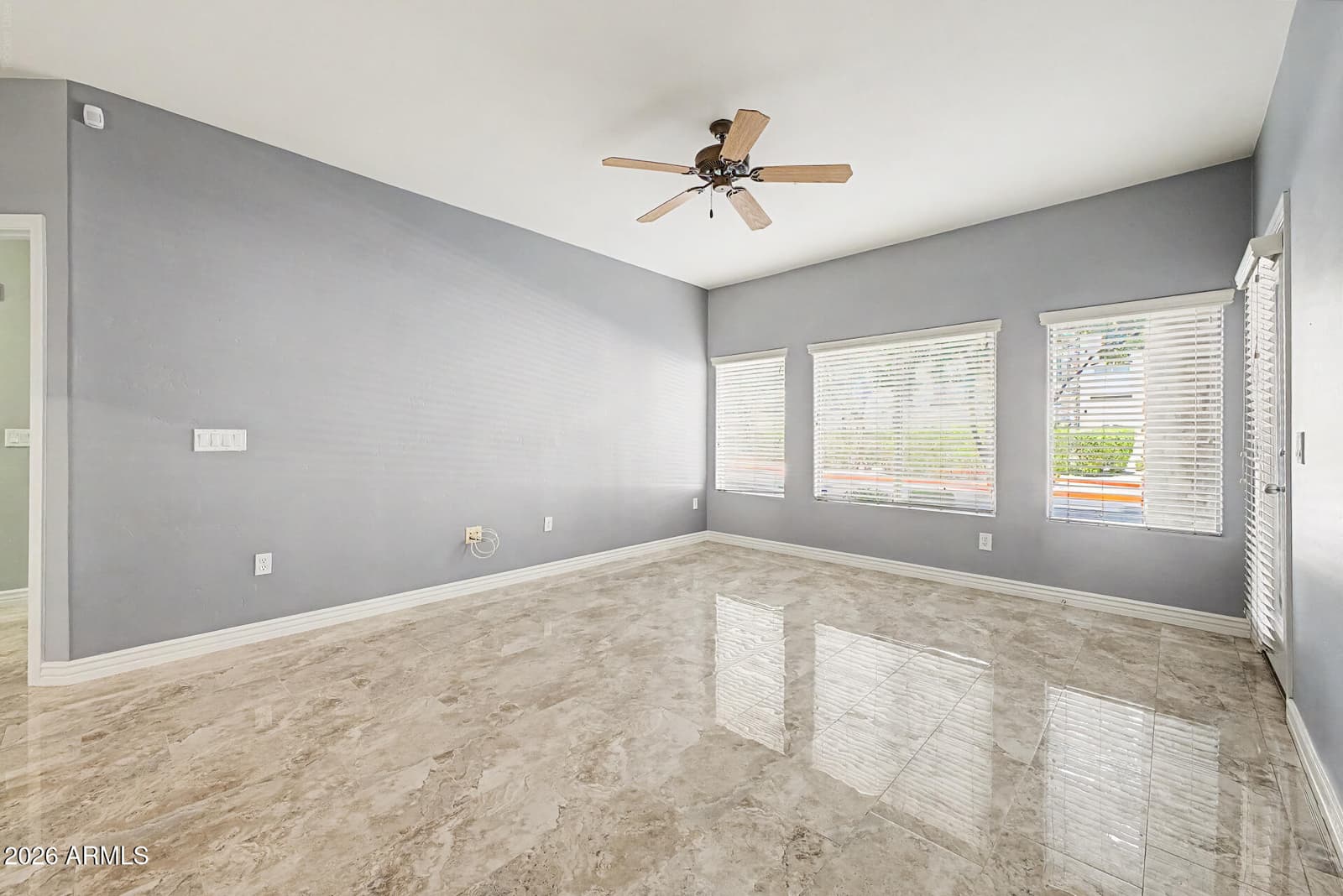 5450 E DEER VALLEY Drive 1006, Phoenix, AZ 85054 — photo 4 of 33