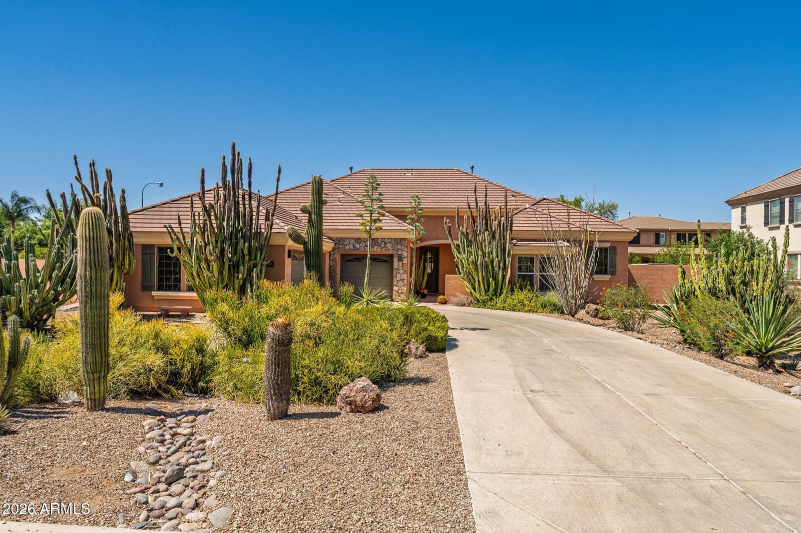 952 E FIELDSTONE Place, Chandler, AZ 85249 — photo 2 of 28