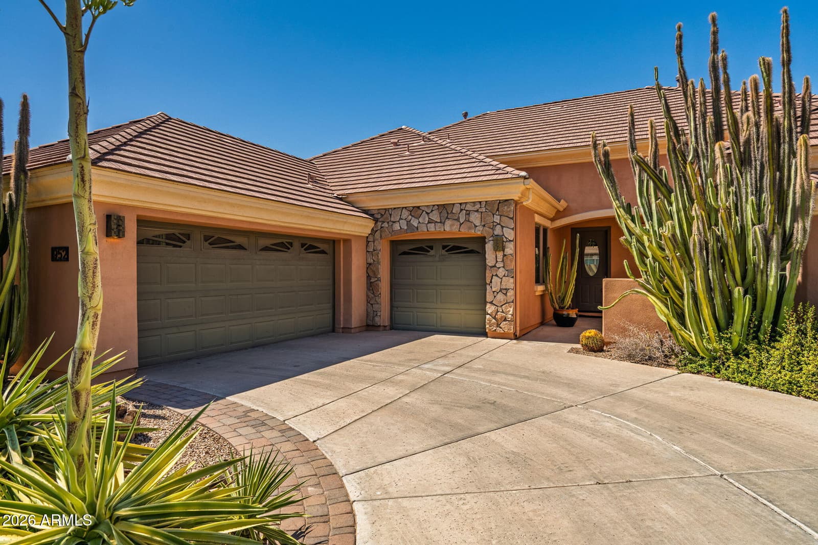 952 E FIELDSTONE Place, Chandler, AZ 85249 — photo 3 of 28