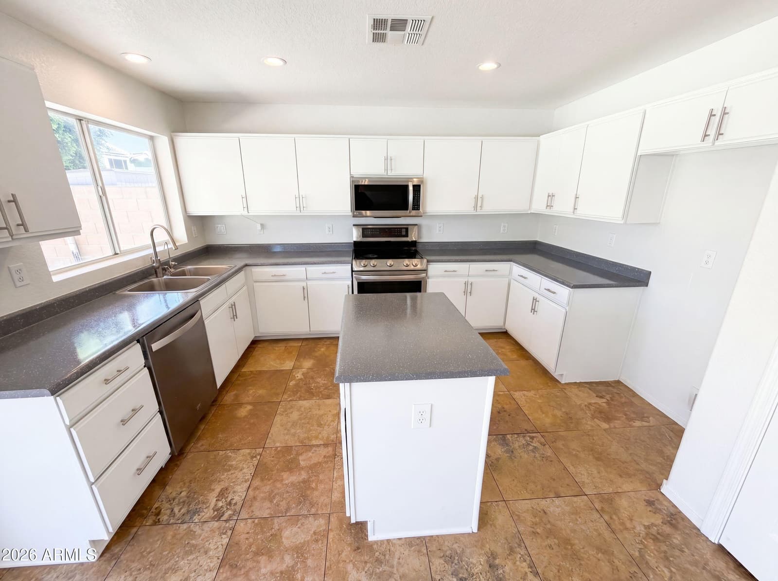 10860 W LONE CACTUS Drive, Peoria, AZ 85373 — photo 7 of 27