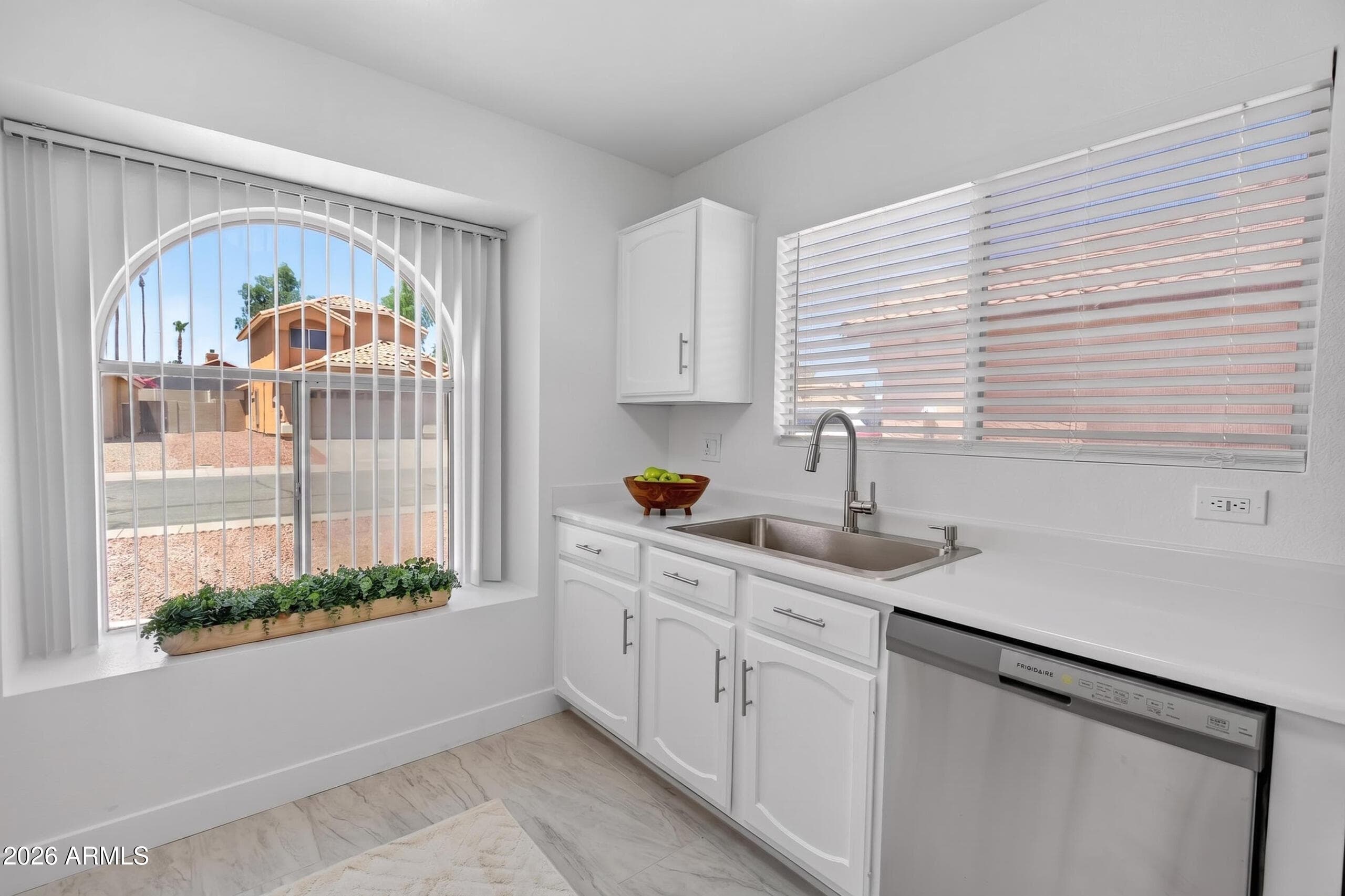 2923 E MUIRWOOD Drive, Phoenix, AZ 85048 — photo 6 of 33