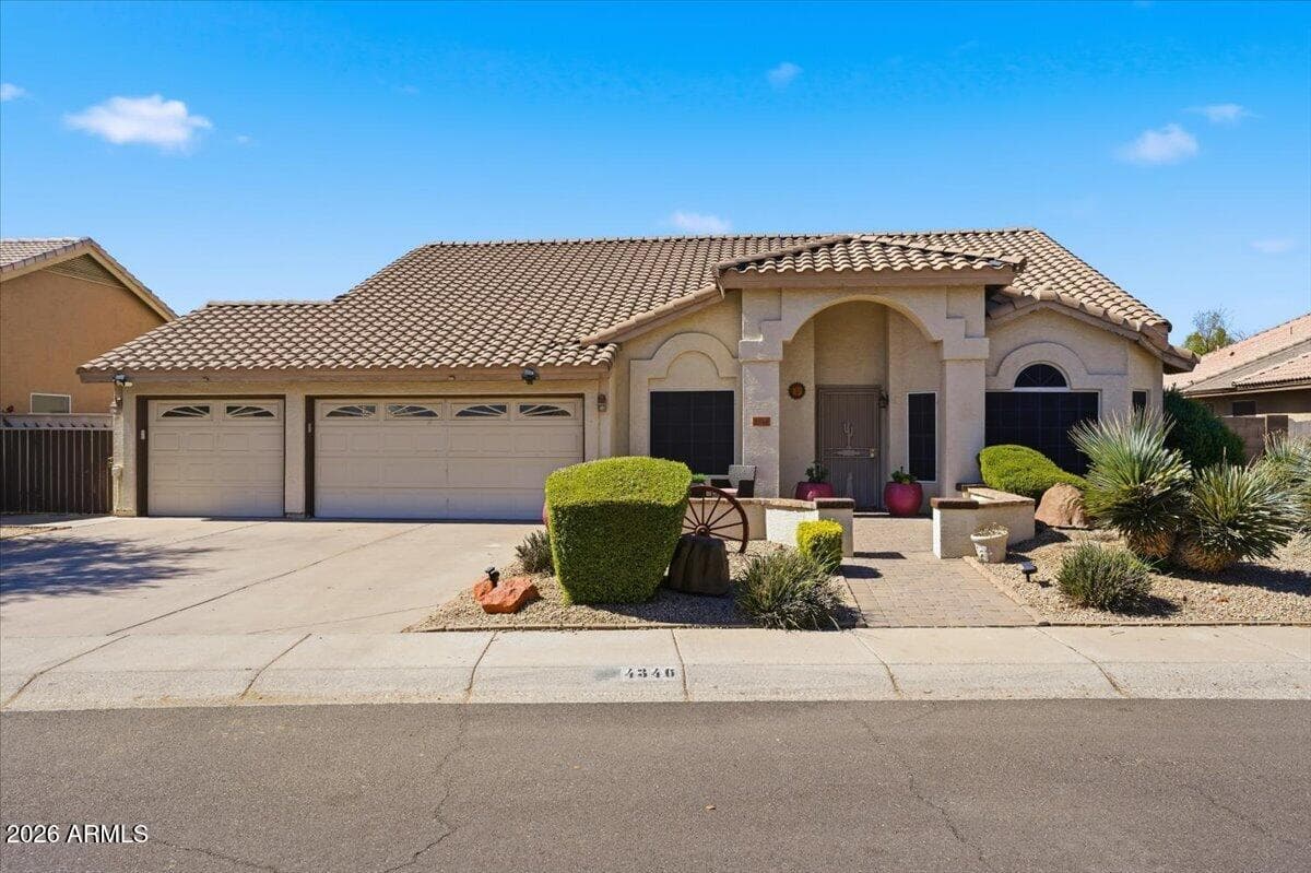 4346 W MISTY WILLOW Lane, Glendale, AZ 85310 — photo 10 of 59