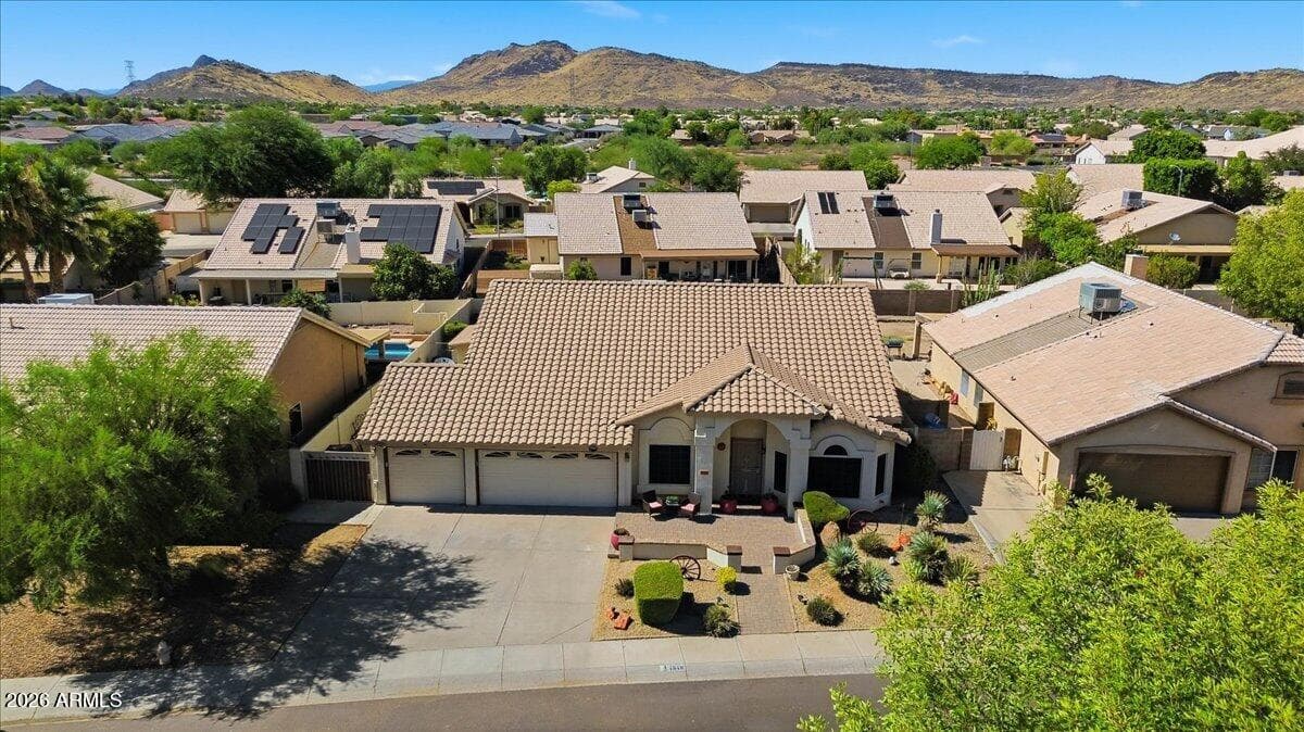 4346 W MISTY WILLOW Lane, Glendale, AZ 85310 — photo 8 of 59