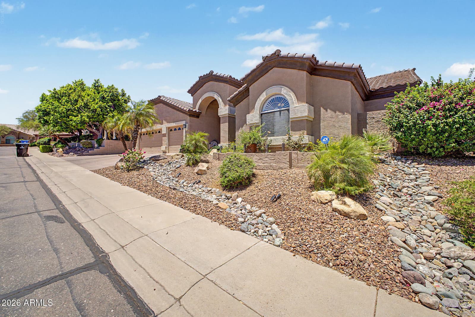 1934 E EVERETT Drive, Phoenix, AZ 85022 — photo 2 of 39