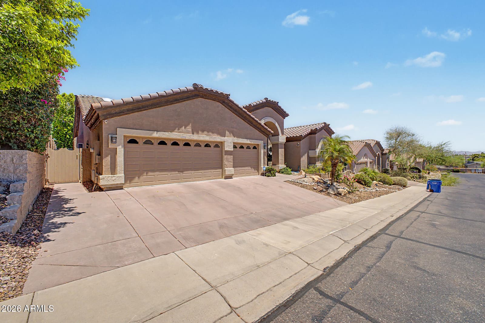 1934 E EVERETT Drive, Phoenix, AZ 85022 — photo 4 of 39