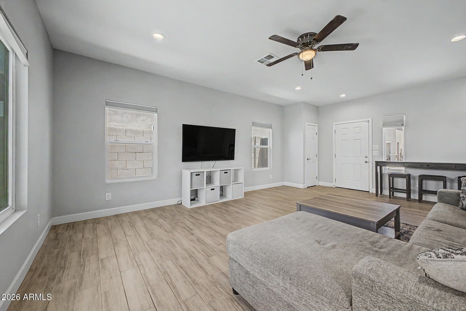 1018 E ODEUM Lane, Phoenix, AZ 85040 — photo 8 of 33
