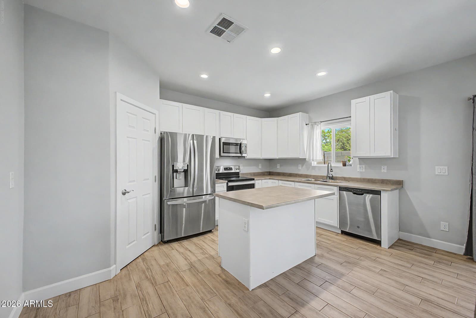 1018 E ODEUM Lane, Phoenix, AZ 85040 — photo 11 of 33