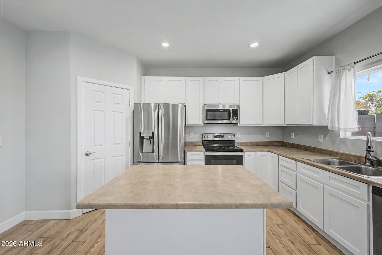 1018 E ODEUM Lane, Phoenix, AZ 85040 — photo 12 of 33