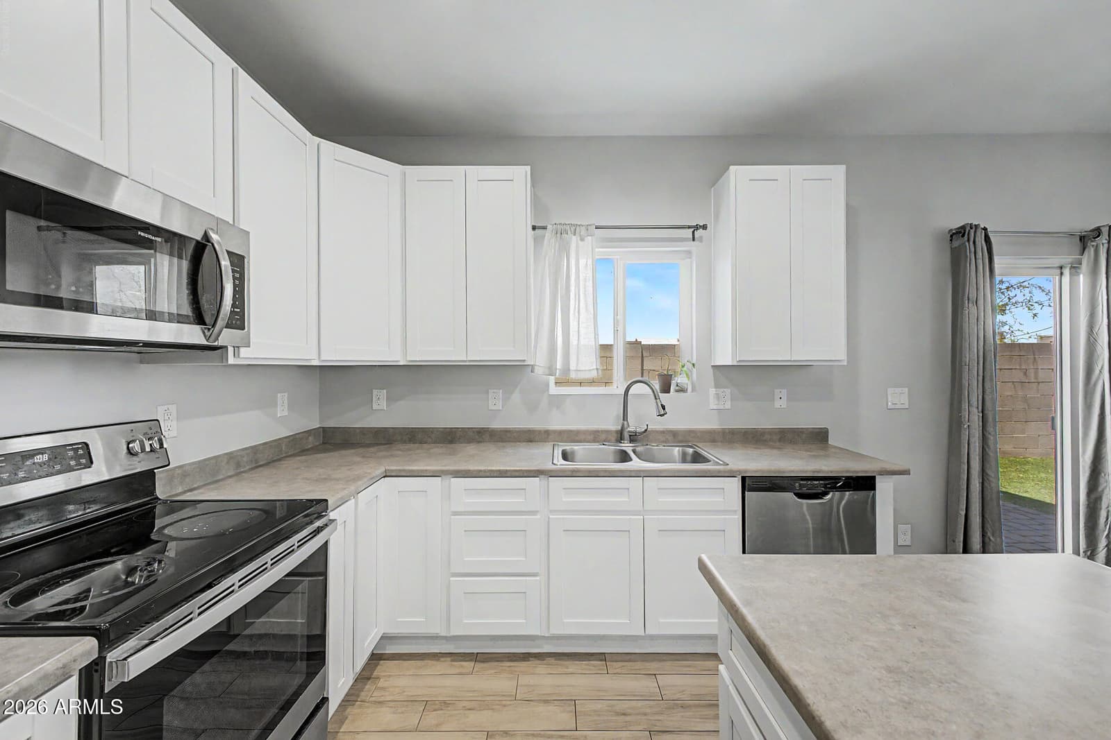 1018 E ODEUM Lane, Phoenix, AZ 85040 — photo 13 of 33