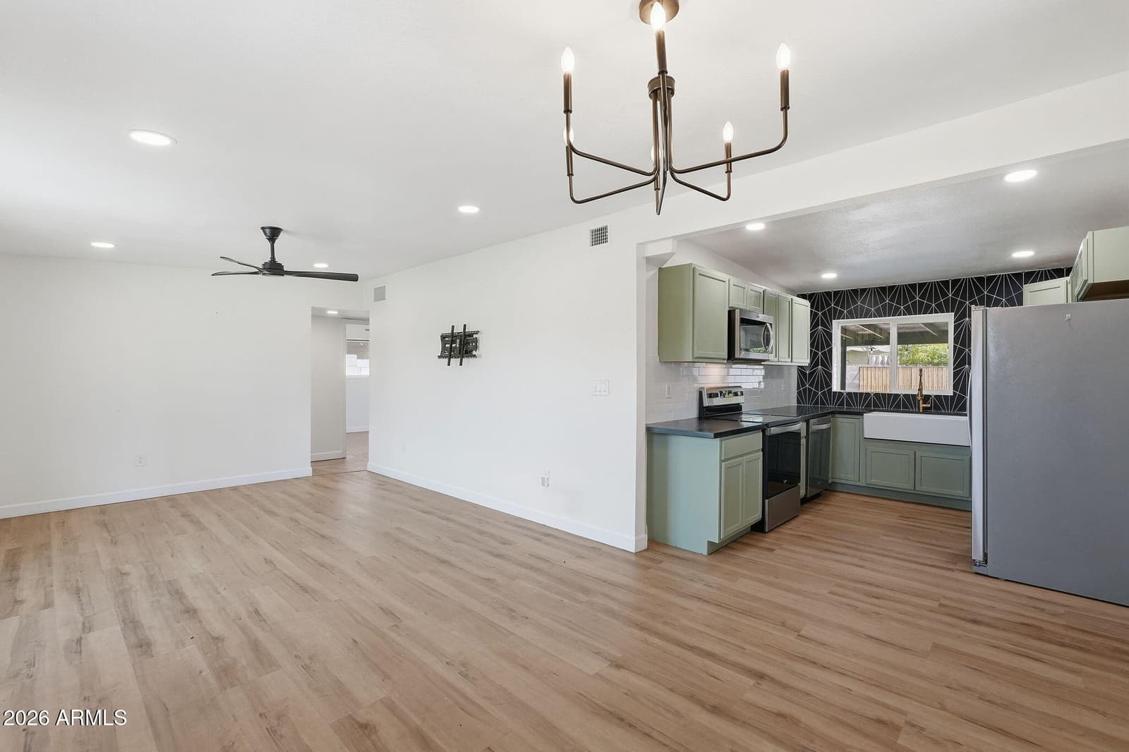 2230 W CAMBRIDGE Avenue, Phoenix, AZ 85009 — photo 9 of 28