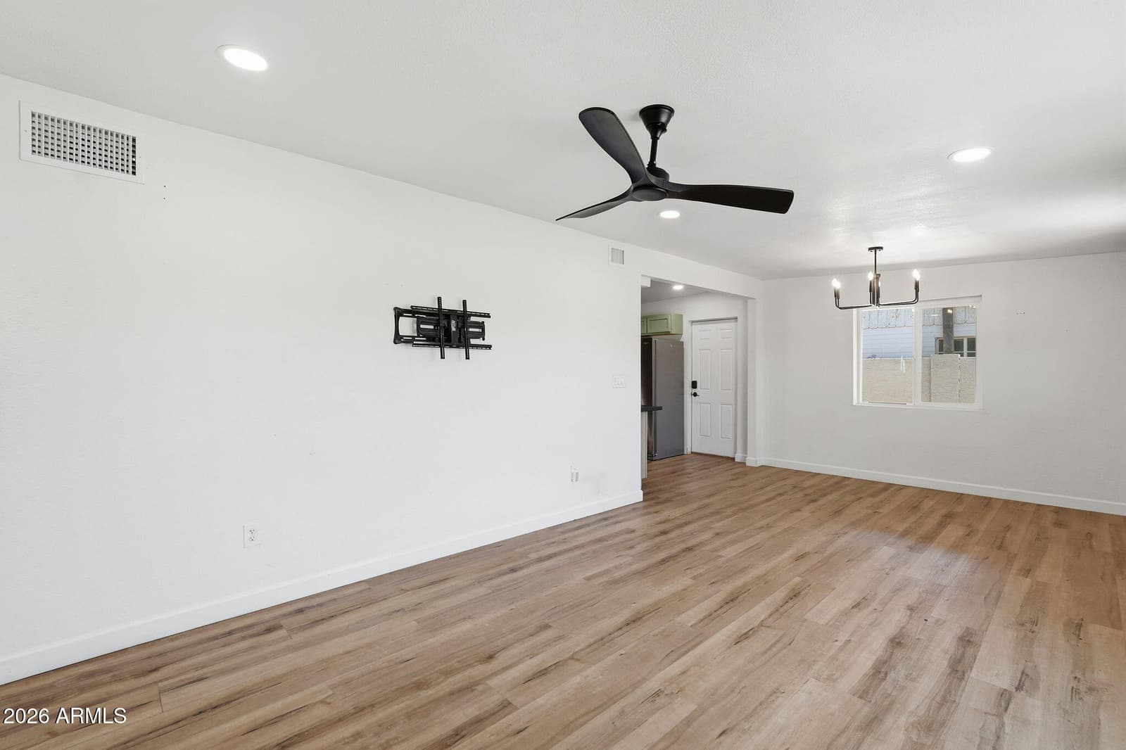 2230 W CAMBRIDGE Avenue, Phoenix, AZ 85009 — photo 8 of 28