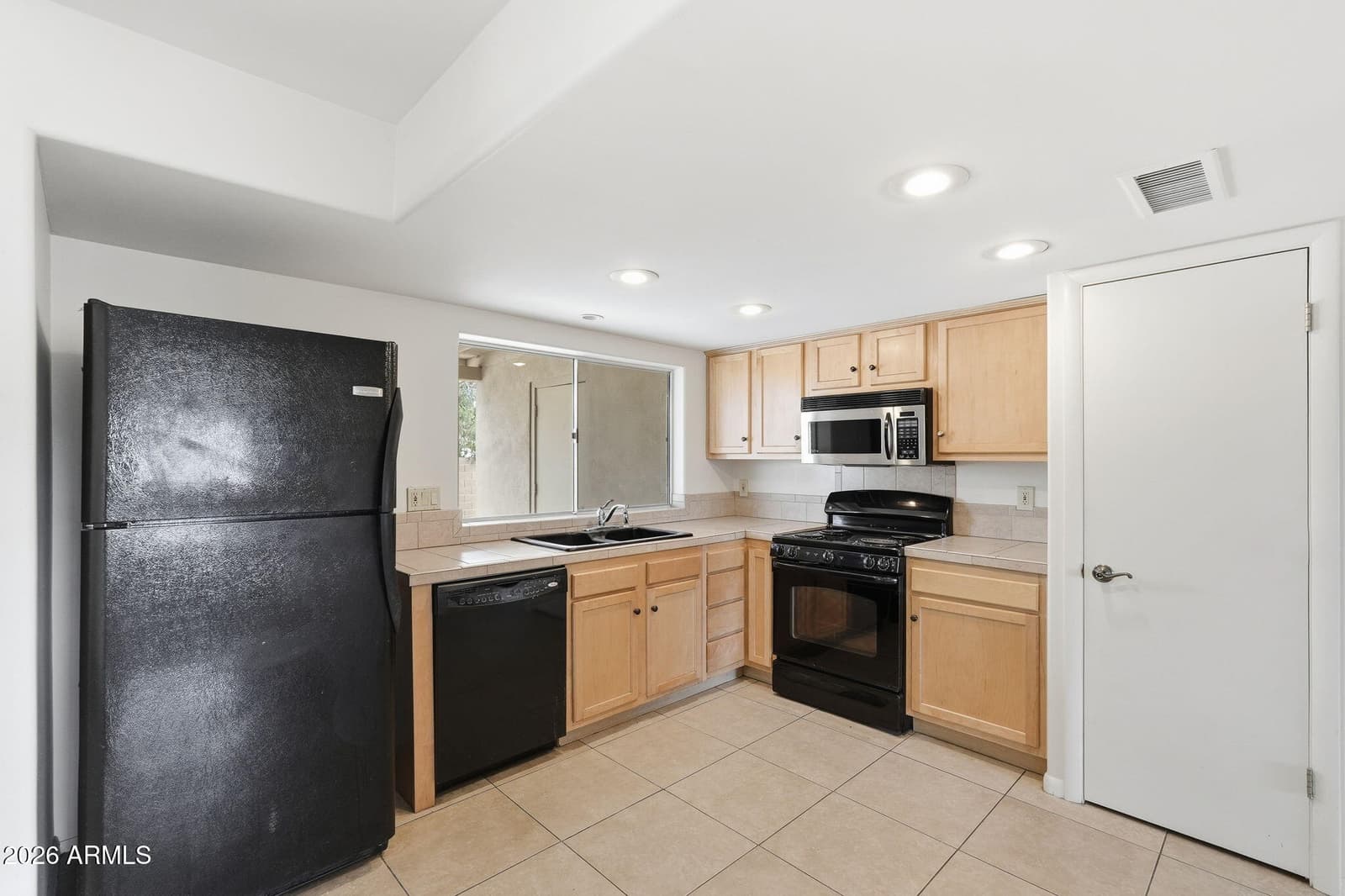 2302 E WALTANN Lane, Phoenix, AZ 85022 — photo 10 of 26