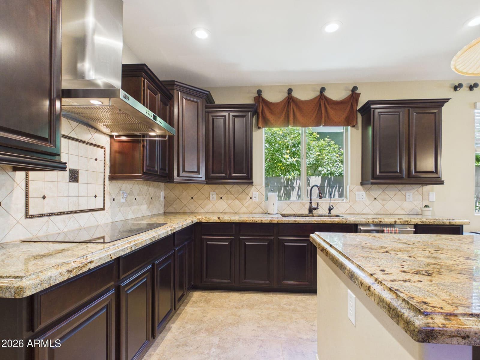 2567 E PENEDES Drive, Gilbert, AZ 85298 — photo 8 of 46