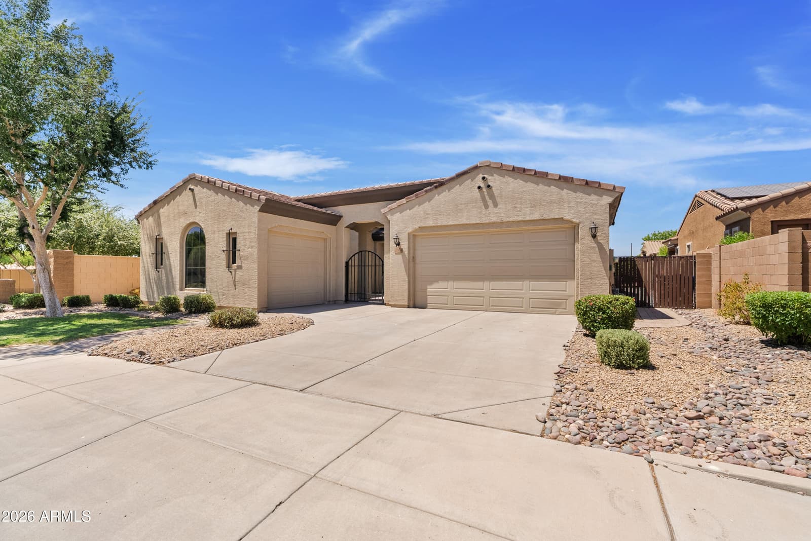 2524 E HONEYSUCKLE Place, Chandler, AZ 85286 — photo 1 of 32